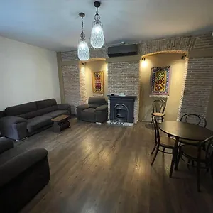 apartment-tamarioni.alltbilisihotels.com/