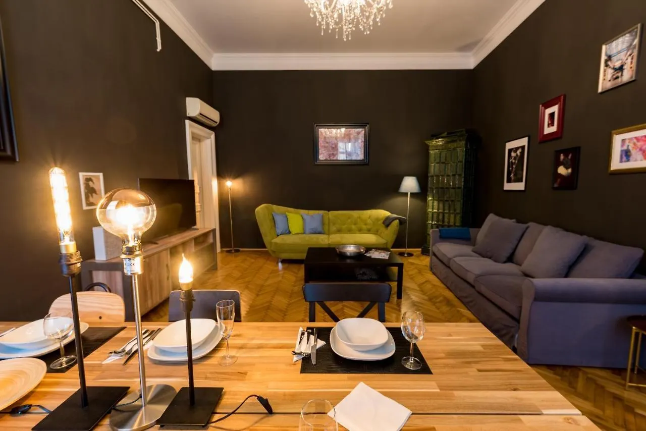 R38 - Artists Luxury Home Budapest