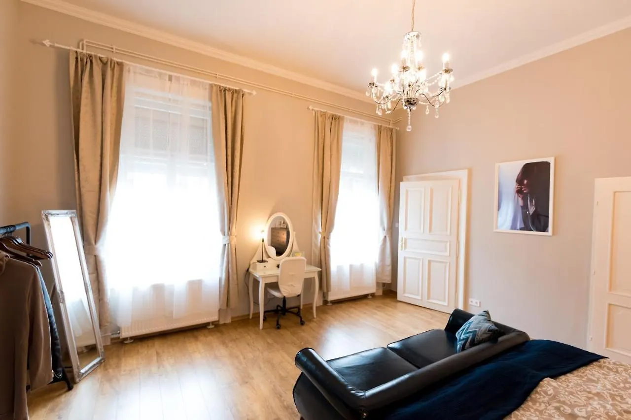 R38 - Artists Luxury Home Budapest 0*,