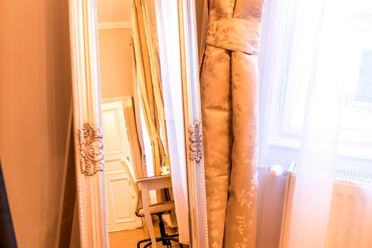 R38 - Artists Luxury Home Budapest