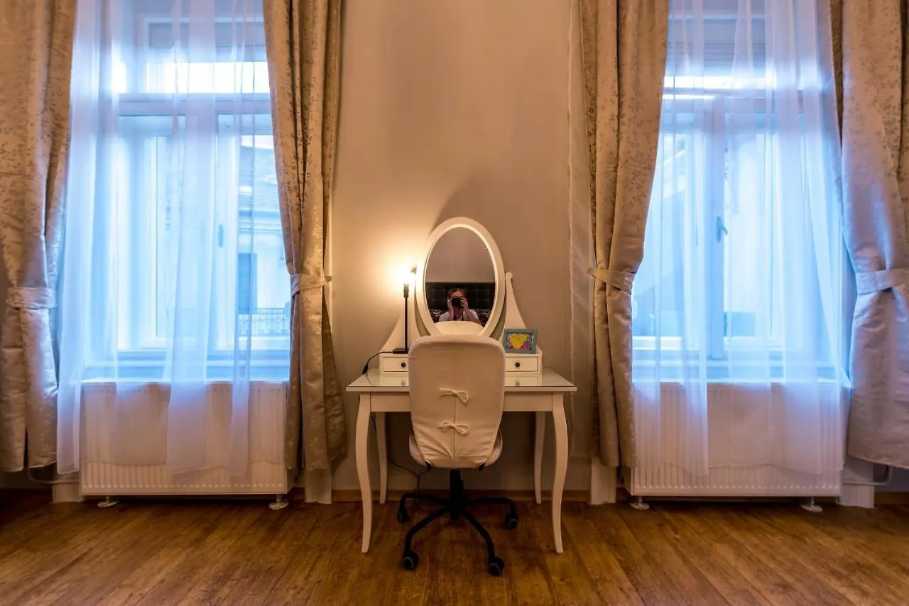 R38 - Artists Luxury Home Budapest